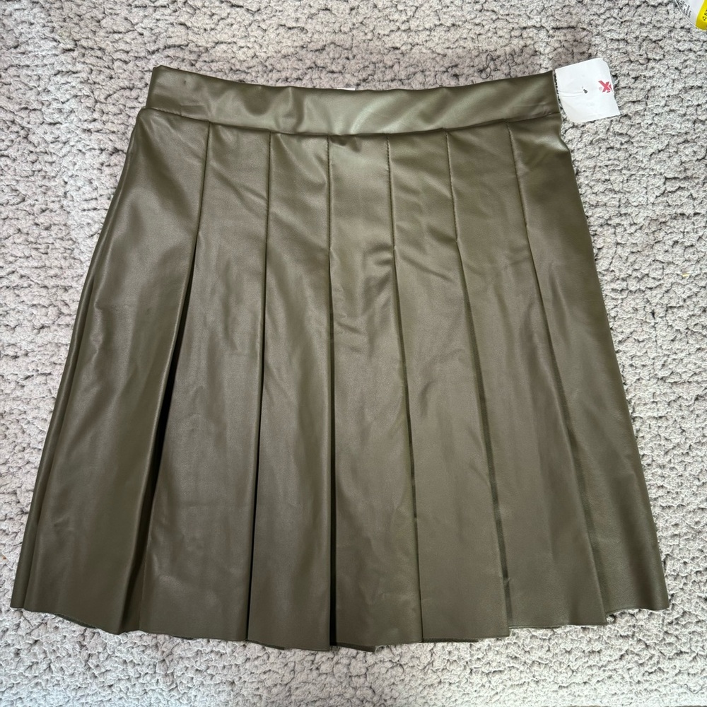 NWT xs green pleated pleather skirt with elastic waistband